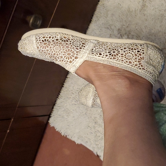 2 pairs TOMS  shoes , size 8 - Picture 4 of 9